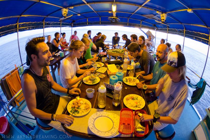 bateau-de-croisiere-entrée-de-gamme-salle-exterieure-3