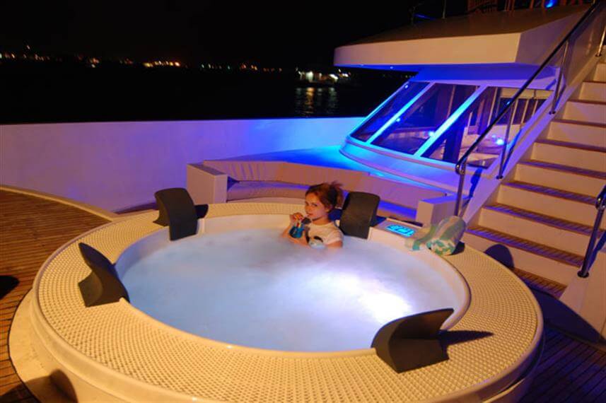 bateau-de-croisiere-luxe-jacuzzi-5