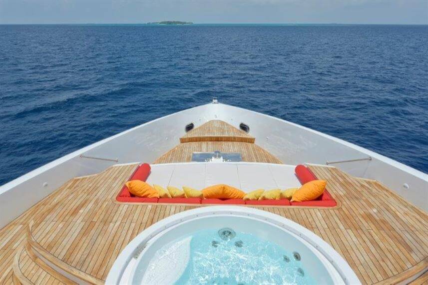 bateau-de-croisiere-luxe-jacuzzi-2